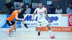 Macedo, con el balón, ante Fabinho Rocha en el Ciudad de Tudela.