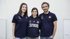 Noelia Carnero y Sabela Menor, jugadoras del equipo femenino del COB, junto con su entrenador, Mill�n Brea
