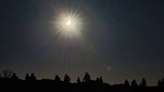 Personas contemplando el eclipse total de Sol del pasado mi�rcoles.