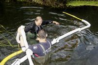Colocan barreras en el r�o Baos para frenar el combustible. 