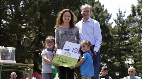 El director de La Voz de Galicia, Xos� Lu�s Vilela, entreg� el premio del concurso de v�deos de Voz Natura a la escuela infantil Monte de Verducedo (Moa�a), que recogieron la directora del centro, M�nica Fern�ndez, y las alumnas Noela Portela y Nora P�rez