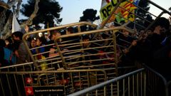 Los manifestantes independentistas rompen el cord�n policial a las puertas del Parlament