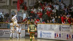 Los jugadores noieses celebran uno de los goles del partido disputado contra O Parrulo en el Agust�n Mour�s en la primera vuelta de la liga.