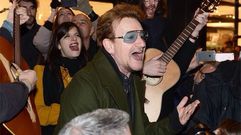 Bono con Silvia R�bade de Escuchando Elefantes interpretando �Every Breaking Wave�