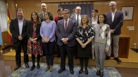 Chus Movilla (segunda por la izquierda,en la fila de abajo), junto al resto del equipo de Julio Abalde, ayer en la presentacin de la candidatura