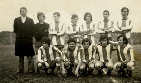 <span lang= es-es >Un equipo para so�ar</span>. De pie, de izquierda a derecha: Kike, Santillana, Moncho, Pl�cido, Mejuto, Tuiriz, Folgueiro. Agachados: Isaac, Jos� Mari, Brea, Vilari�o y Zorro