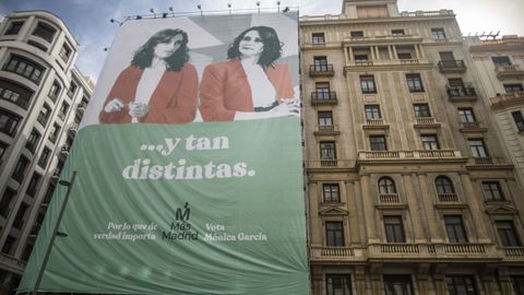 Ms Madrid despleg una lona gigante en la Gran Va con Mnica Garca y Ayuso aludiendo a sus diferencias pese a llevar la misma chaqueta.