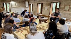 Taller de cestería en A Casa Escola donde participan mayores y pequeños