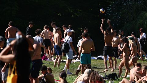 Varias personas�en el Jard�n Ingl�s�de M�nich (Alemania).