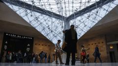Visitantes en el Louvre a principios de enero