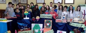 Los grupos de escolares pasan por la muestra para ver las maquetas y all� les explican lo que pueden ver.