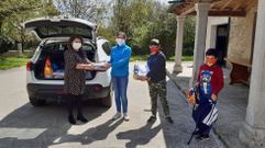 En los lugares peque�os el reparto se est� haciendo. En la imagen, Irene D�az, a la izquierda, directora del CEIP Monseivane (de Lanz�s, en Vilalba) entrega material escolar a una familia 