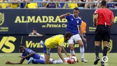 Tejera se lleva un baln ante Jos Mari, con Boateng en el suelo, en el Cdiz-Oviedo de la 18/19