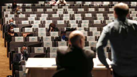 Jácome, de pie junto a su mano derecha, Armando Ojea, con los concejales del PP al fondo en un pleno municipal