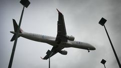 Un avin sobrevolando las inmediaciones del aeropuerto de Alvedro