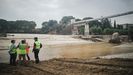 Varias personas supervisan las labores de reparaci�n de las tuber�as del embalse de Picadas, en Aldea de Fresno.