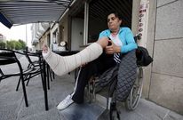 Marisa Castelao volvi� ayer a Santiago, pero con el pie en alto y en silla de ruedas. 