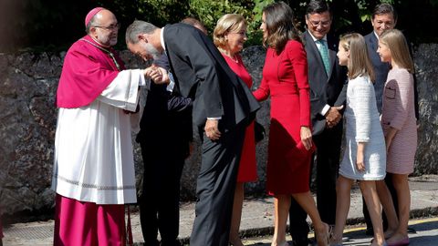 Los reyes Felipe y Letizia, la princesa Leonor (i) y la infanta Sofa (d) acuden a los actos conmemorativos del primer Centenario de la Coronacin de la Virgen de Covadonga y del Parque Nacional de la Montaa de Covadonga