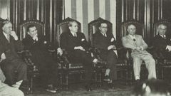 Foto oficial da presentaci�n en Montevideo do Consello de Galiza, onde, al�n de Alfonso Daniel Rodr�guez Castelao (cuarto pola esquerda), figuran Alonso R�os (a s�a dereita) e Elpidio Villaverde, xunto a outros membros dirixentes de Catalu�a e o Pa�s Vasco e da colectividade galega no Uruguai.
