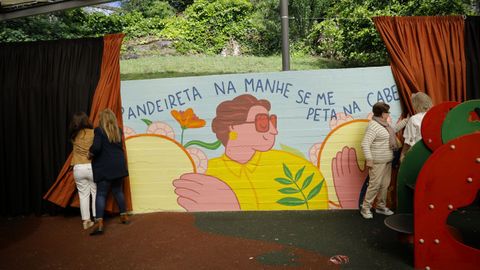 El mural en homenaje a las cantareiras Rosa y Adolfina Casás adorna la escuela infantil municipal Luis Seoane de A Coruña