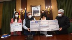 Irene Montero D�az, segunda por la derecha, recogiendo el premio del concurso de novela corta Cidade Centenaria de Ribeira