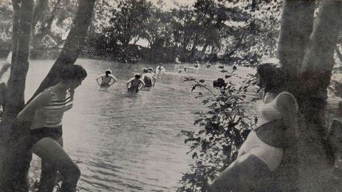 Imagen de baistas en el Cabe incluida en el programa de las fiestas de Monforte de 1969