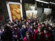 <span lang= es-es >A pie de obra</span>. C�sar Prada recibi� en su taller a alumnos de primero de primaria, con quienes comparti� la creaci�n de una figura en barro, �Lupita barriendo�. 