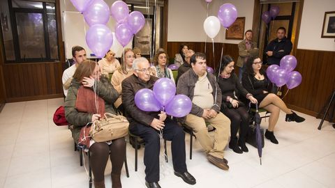 Malpica. Reparto y suelta de globos por el 25N