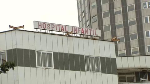 Un hombre se precipita con su beb� en brazos desde una ventana del hospital de La Paz