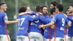 Los jugadores del Vetusta celebran un gol en el playoff