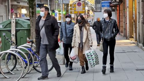 Personas con mascarillas, en una calle de Pontevedra