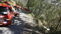 Quitando un veh�culo que se precipit� por un terrapl�n en Our�l