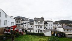 Bomberos de Viveiro enfriando la chimenea, en un percance que llam� la atenci�n de vecinos