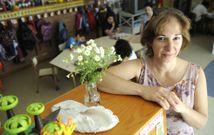 Graciela Dobarro, con algunos de los alumnos que participan en el programa de conciliaci�n
