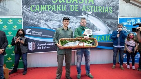 Carlos �lvarez y el propietario de El Bosque de Javito, con el campanu 2022, tras la subasta