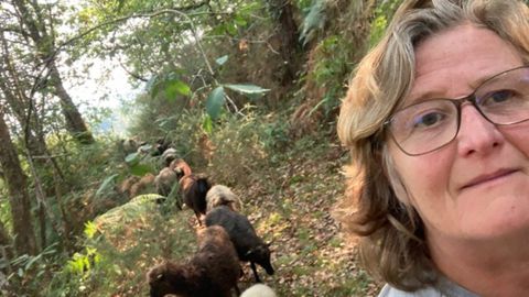 La holandesa�Cecilia Van Berkum�junto a su reba�o de ovejas