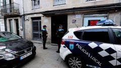 Agentes de la polic�a, esta ma�ana, en el pub Otto de Pontevedra