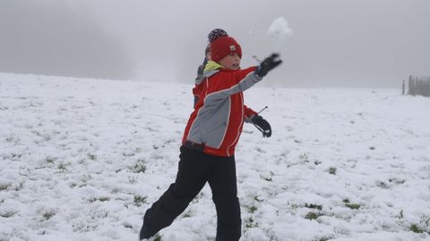En el alto de San Marti�o, en Ourense, muchas familias disfrutaron de la nieve