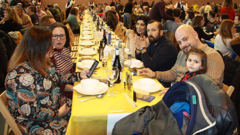 Codillo.M�s de 1.050 comensales se citaron en la Festa do Codillo