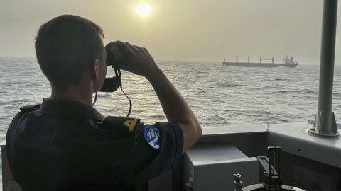 La fragata espa�ola Navarra (F-86) frente a un buque humanitario cerca de Somalia.