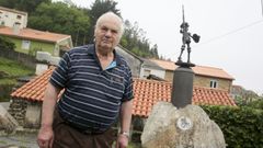 Monolo Guti�rrez relata la historia de la escultura, al fondo, en el audiovisual