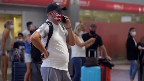 Turistas extranjeros en el aeropuerto de Tenerife Sur