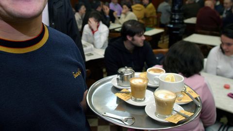 Imagen de archivo de un camarero con una bandeja con caf�s en un bar.