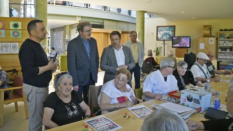 Un momento de la visita a la residencia de ancianos de Manzaneda