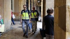 Agentes de la UDEF salen del Ayuntamiento de Oviedo