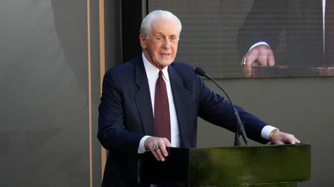 Pat Riley, tomando la palabra durante el acto de presentaci&oacute;n de su propia estatua.
