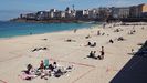 Los ms jvenes empezaron ayer por la maana a dividir por parcelas la playa del Orzn para la celebracin del San Xon en A Corua, que reunir a cientos de personas en sus arenales.