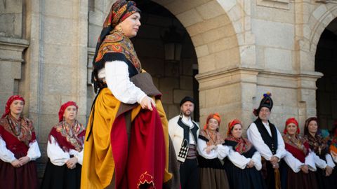 Desfile de traje tradicional gallego en el Domingo das Mozas