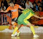 Christian y Chano, en disputa por el esf�rico en la reciente visita del G�ldar al Vista Alegre.