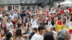 Gente viendo el Espa�a-Francia en la Plaza Mayor de Viveiro
